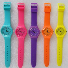 流行の日本動き、Quartz 女性腕時計が付いている紫色のシリコーン ゴムの腕時計